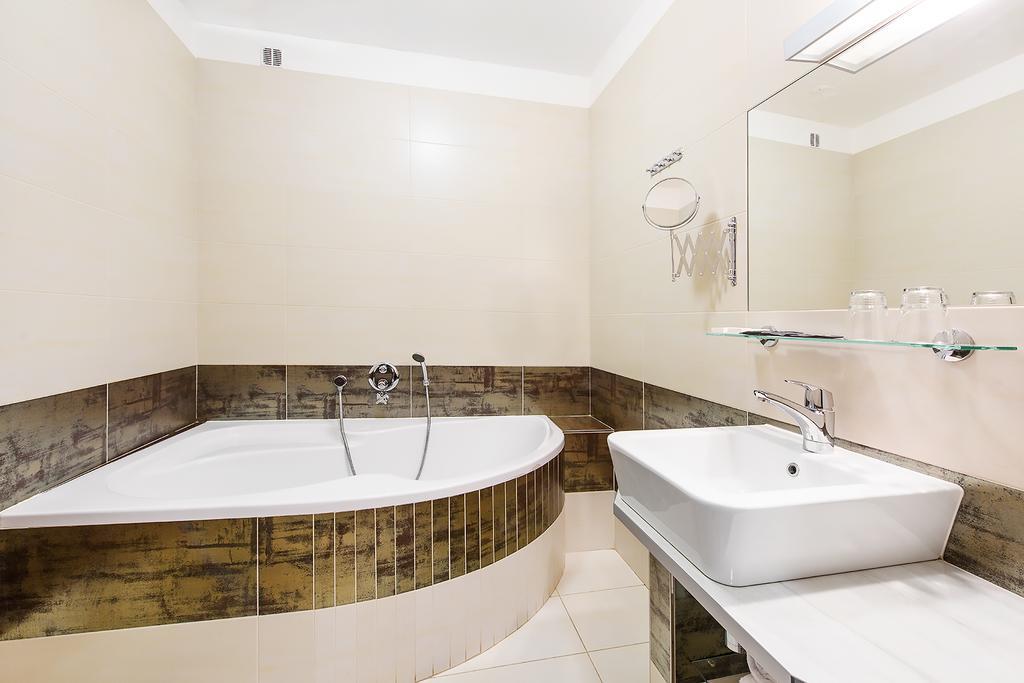 Třebíč Hotel & Apartments U Cerneho Orla מראה חיצוני תמונה